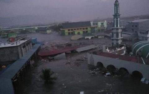 Sóng thần cao 2m tấn công thành phố Indonesia, cuốn phăng nhà cửa