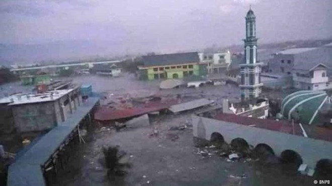 Indonesia: Sóng thần cao 15m ập vào bất ngờ, 20 người thiệt mạng