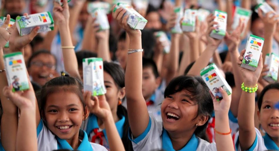 Vinamilk và 76.500 ly sữa nhân ái tới trẻ em Vĩnh Long