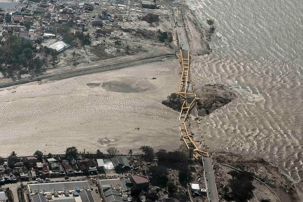 Khung cảnh hoang tàn sau thảm họa kép xảy ra tại Indonesia