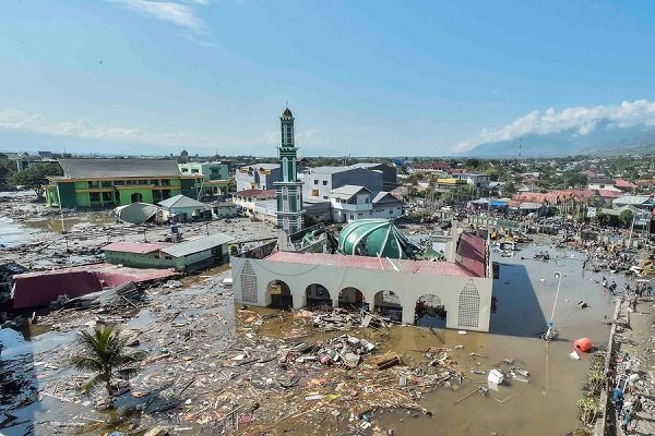 Khung cảnh hoang tàn sau thảm họa kép xảy ra tại Indonesia