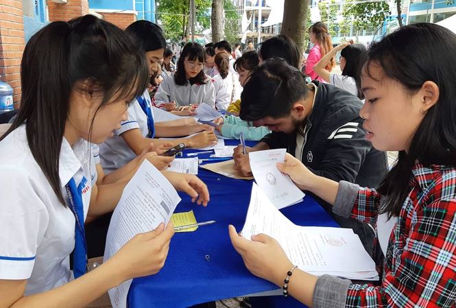 Vì sao 100 sinh viên Sài Gòn bị đình chỉ học?