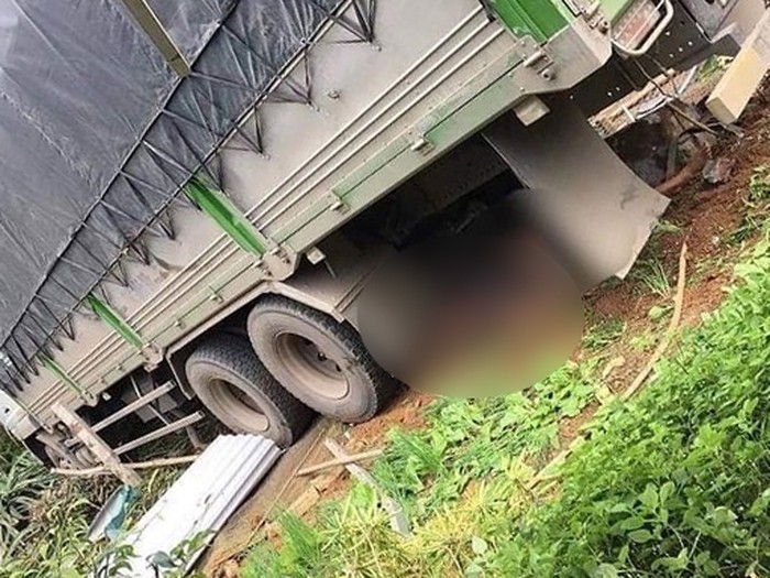 Lào Cai: Xe tải húc đổ cổng nhà dân, hai vợ chồng ở trong sân tử vong
