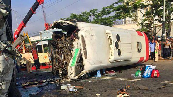  Lâm Đồng: Xe khách tông xe tải biến dạng, 10 người thương vong