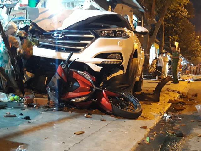 Tai nạn kinh hoàng, ô tô lao lên vỉa hè tông 6 người thương vong