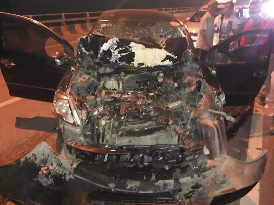 Vừa lái ô tô vừa livestream, tài xế đâm vào đuôi xe tải trọng thương