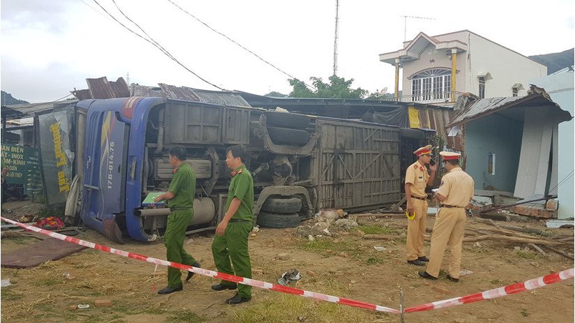 Ôtô giường nằm lao vào nhà dân hàng chục hành khách nhập viện