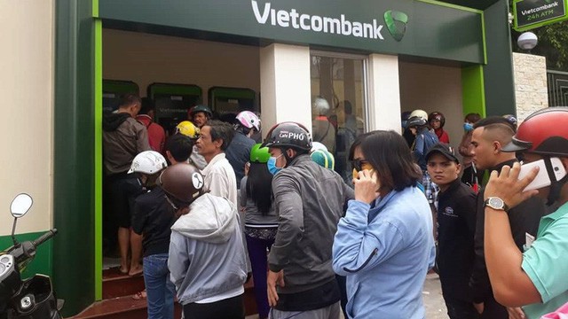 Các 'ông lớn' ngân hàng đồng loạt tăng phí ATM sau 2 tháng 'hoãn binh'