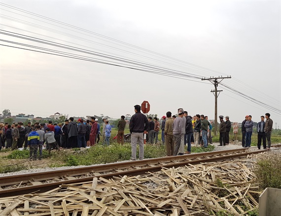 Tàu hỏa tông xe máy văng 50m, 2 người chết