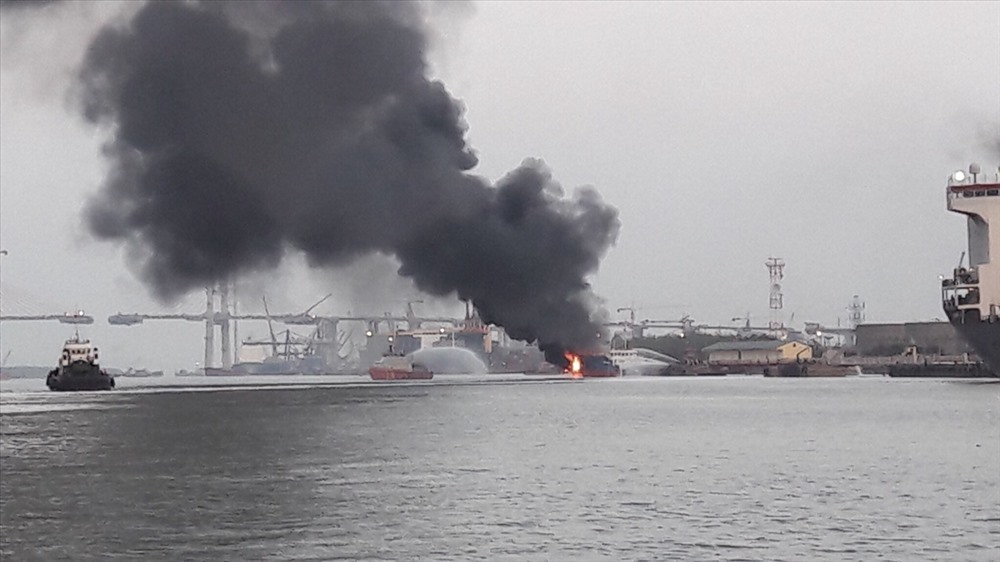 Tàu chở xăng dầu phát nổ: Công ty lý giải việc chở xăng 'khai tử' A92