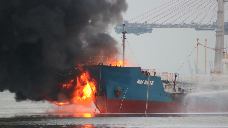 Tàu chở xăng dầu phát nổ: Công ty lý giải việc chở xăng 'khai tử' A92