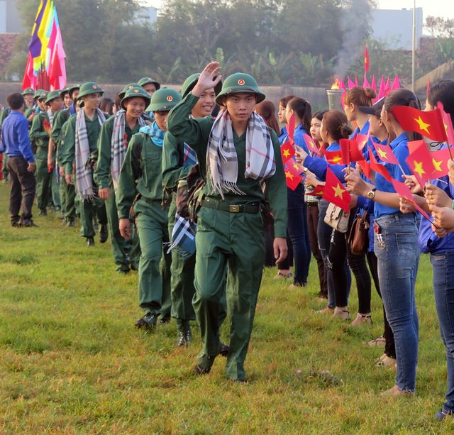 Hôm nay thanh niên cả nước nô nức, hăng hái lên đường nhập ngũ 