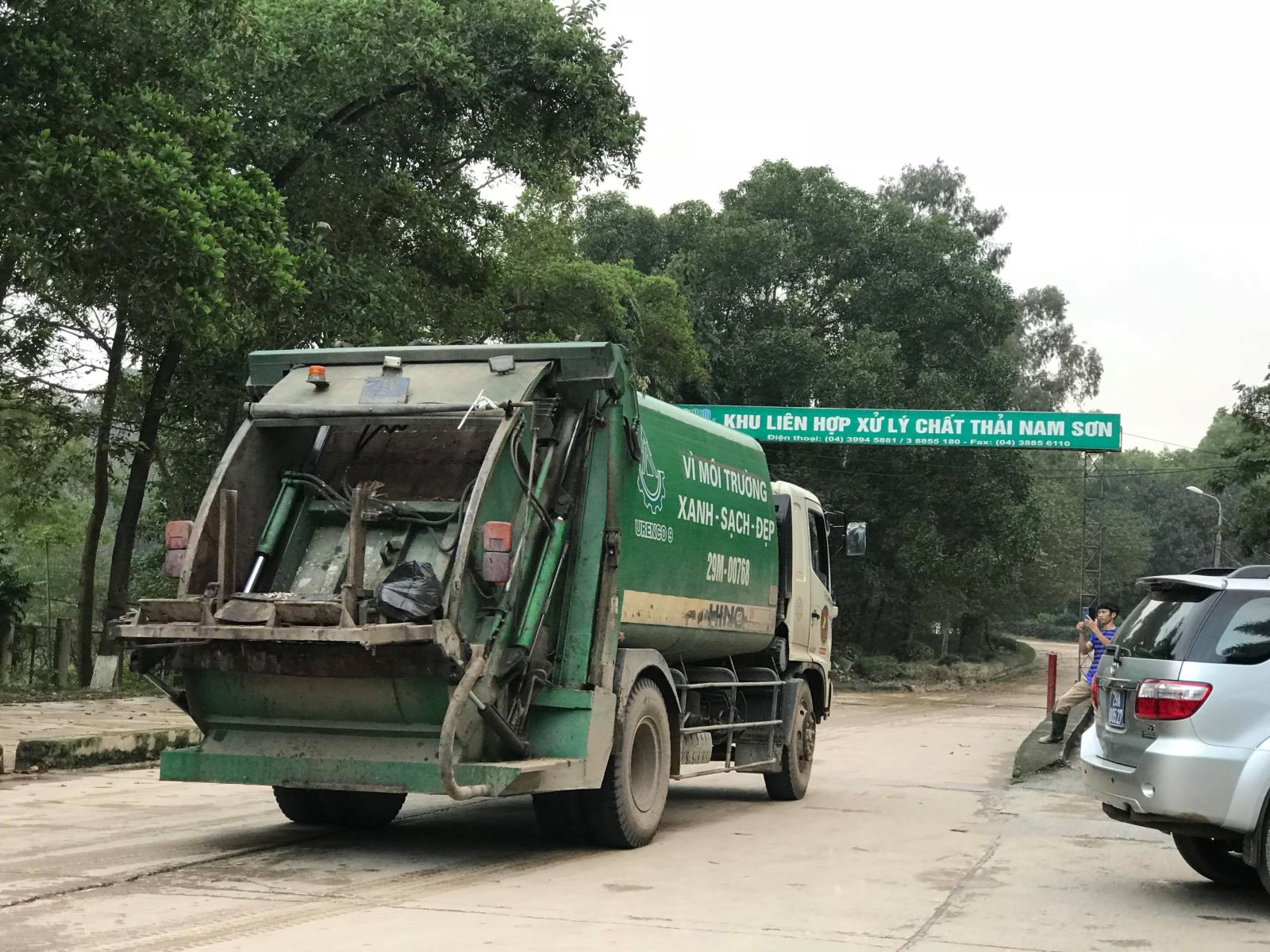 Thông xe vào bãi rác Hà Nội được giải nguy