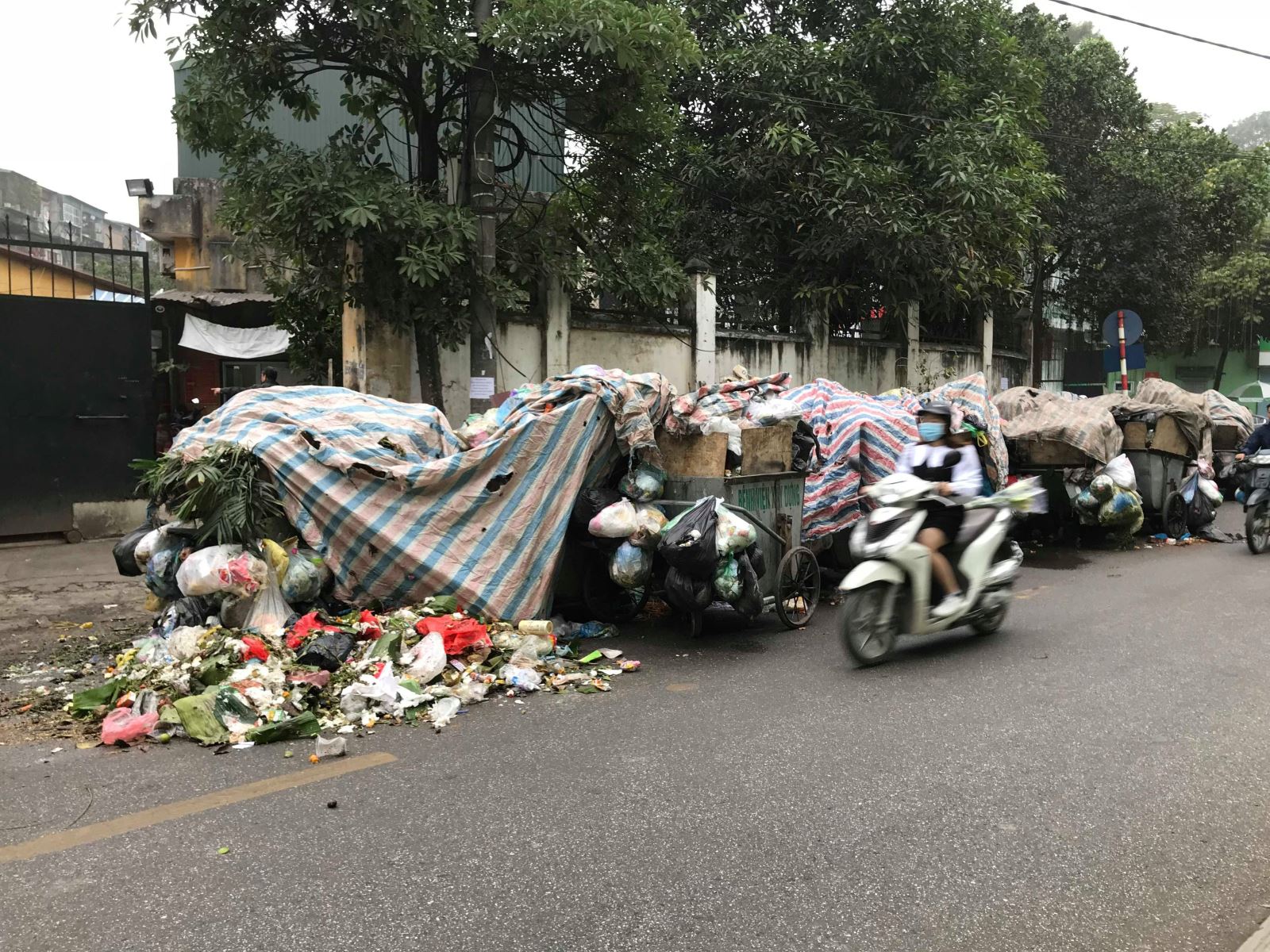 Thông xe vào bãi rác Hà Nội được giải nguy