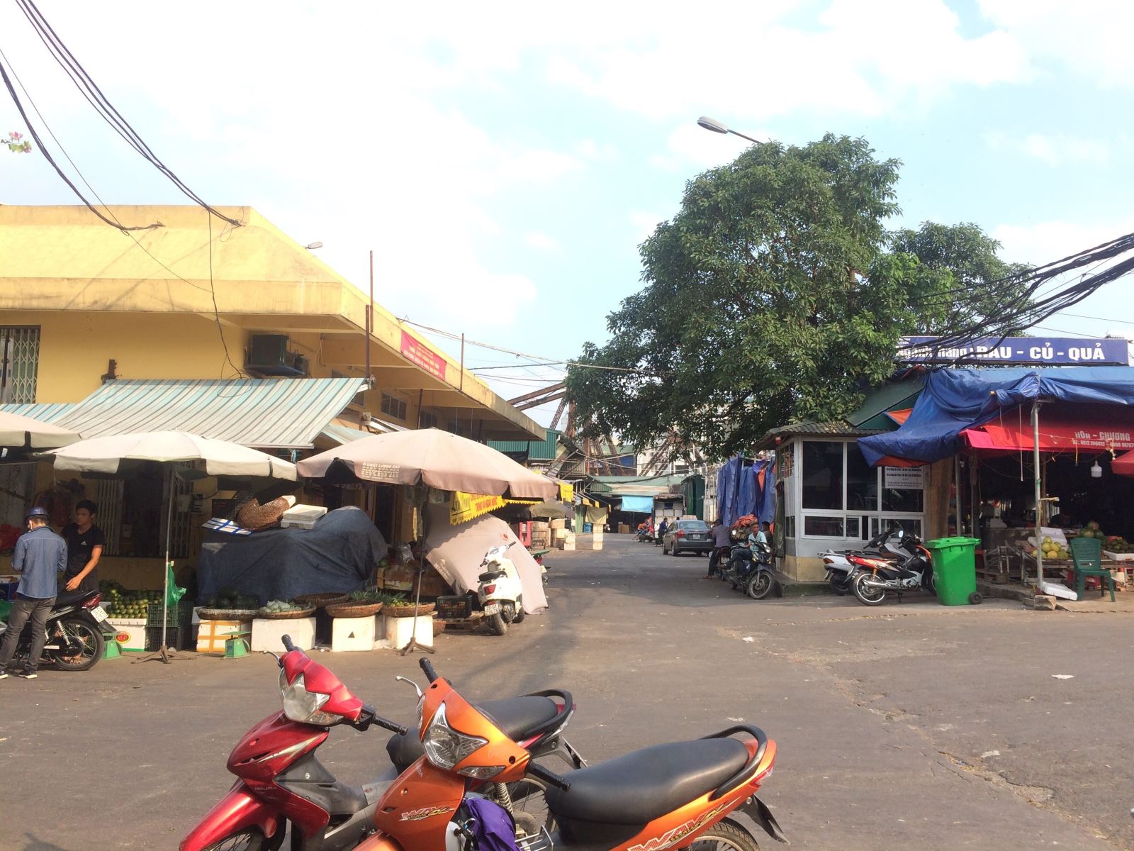 'Ông trùm quyền lực ngầm' khiến tiểu thương chợ Long Biên khiếp sợ