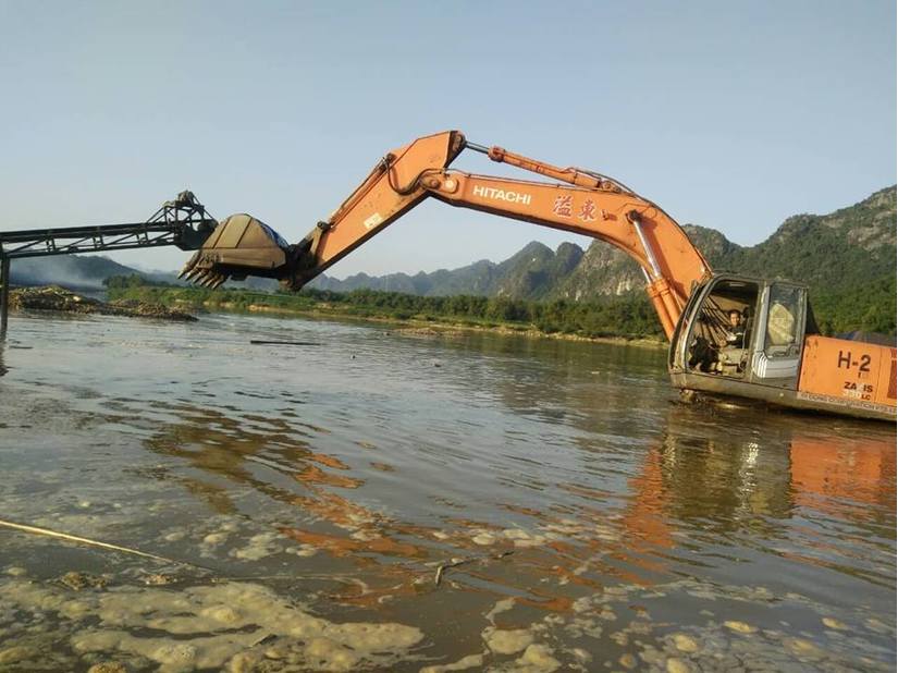 Thanh Hóa: Thủy điện tích nước, ô tô, máy xúc ‘lóp ngóp’ trong lòng hồ