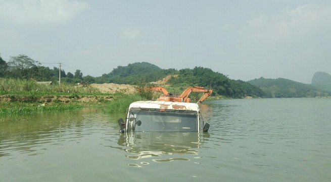 Thanh Hóa: Thủy điện tích nước, ô tô, máy xúc ‘lóp ngóp’ trong lòng hồ