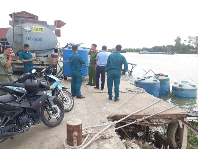 Thuyền chở 26 tấn hóa chất chìm xuống sông Đồng Nai