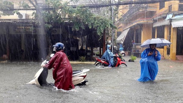 Nguyên nhân nào khiến mưa  ngập thành sông ở khu vực Trung Bộ?