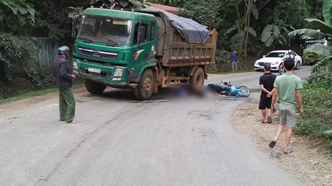 Yên Bái: Chồng gào khóc bên thi thể vợ bị xe tải cán tử vong