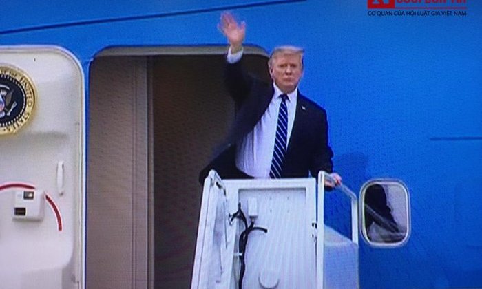 TT Donald Trump lên chuyên cơ về nước sau khi kết thúc họp báo