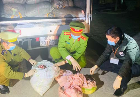 Thanh Hóa: Bắt vụ vận chuyển 1,7 tấn bì lợn hôi thối đi tiêu thụ