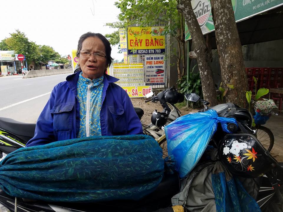 Hốt bạc triệu mỗi ngày với nghề 'săn' châu chấu