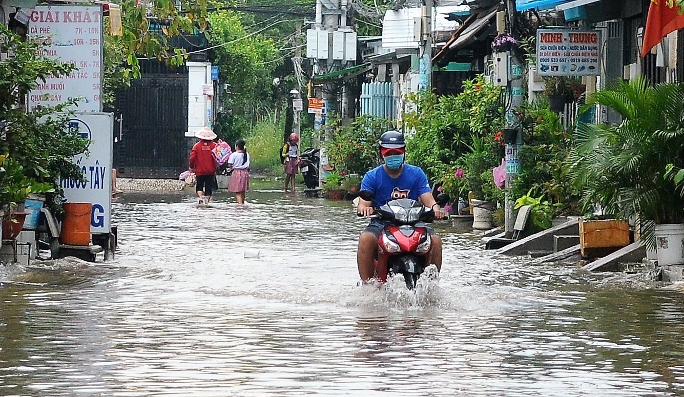 TP.HCM: Người dân mất ngủ, trắng đêm canh triều cường 