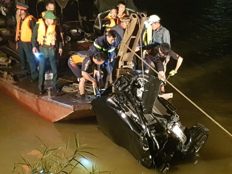 Đã xác định được danh tính nạn nhân thứ 2 vụ  ôtô lao xuống sông Hồng 