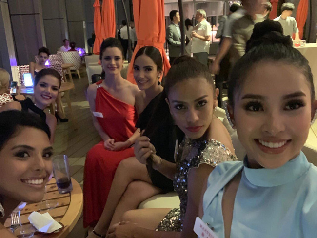 Tiểu Vy đẹp lấn át đội hình gái xinh đêm tiệc tại Miss World 2018