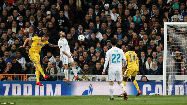 Quả penalty 'nghẹt thở' cứu Real Madrid khỏi bị loại sốc như Barca