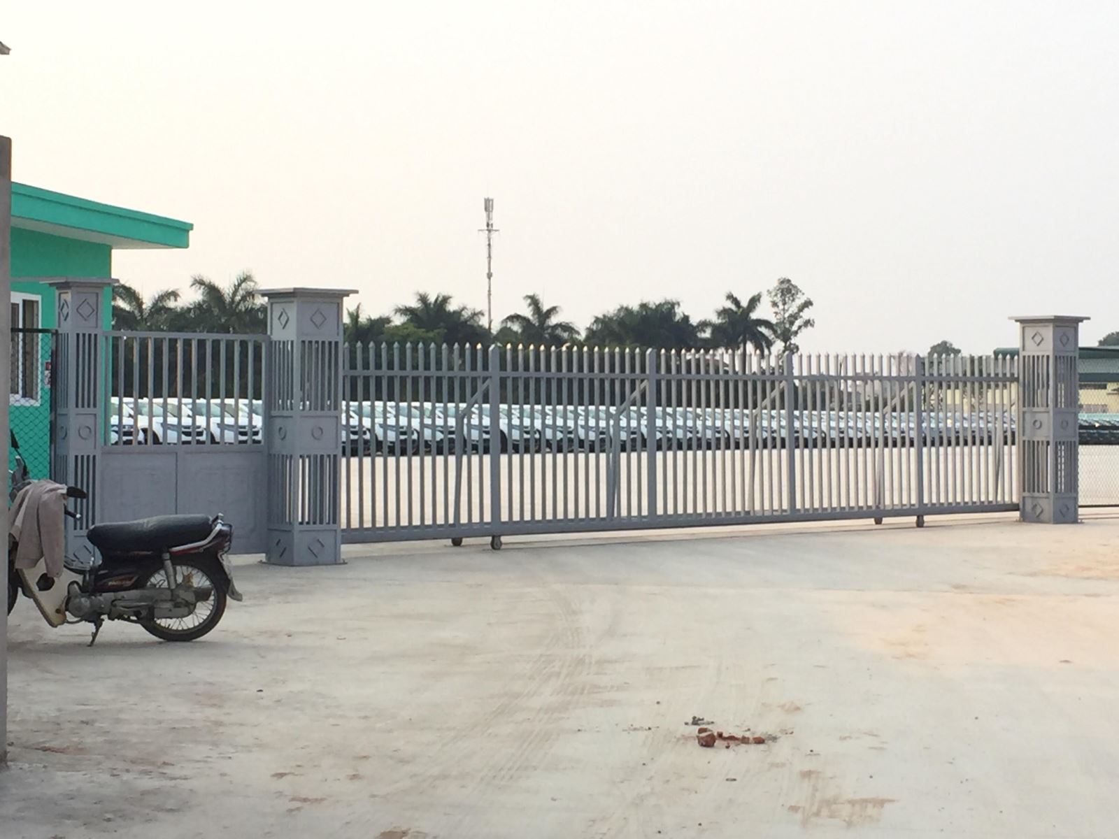 Hà Nội: Bãi xe không phép 'ung dung’ hoạt động trên đất dự án