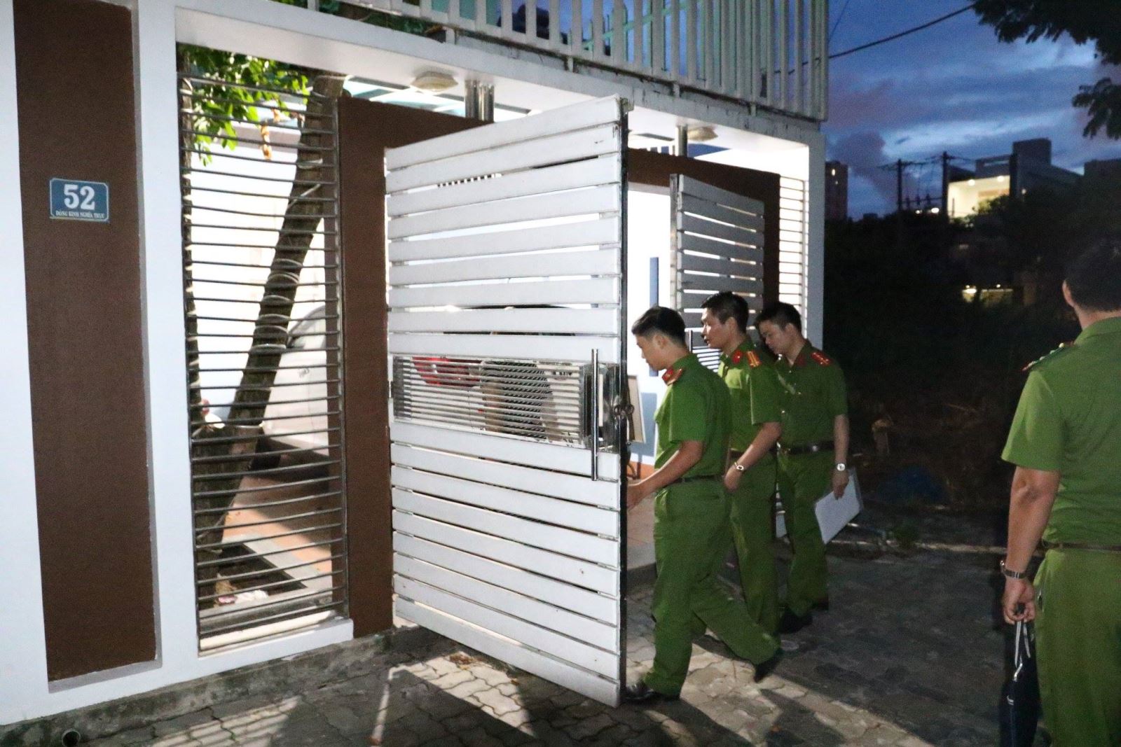 Valy bí ẩn cảnh sát mang khỏi nhà nguyên Chánh VP Thành ủy Đà Nẵng