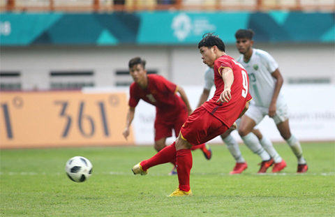BLV Quang Huy nói gì về 2 cú đá penalty hỏng của Công Phượng?