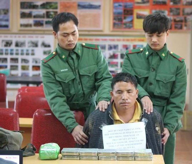 Người đàn ông vượt biên mang theo 10 bánh heroin vào Việt Nam