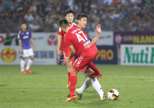 HAGL thua đậm Hà Nội FC, Tăng Tiến bị cấm chơi vì vào bóng thô bạo