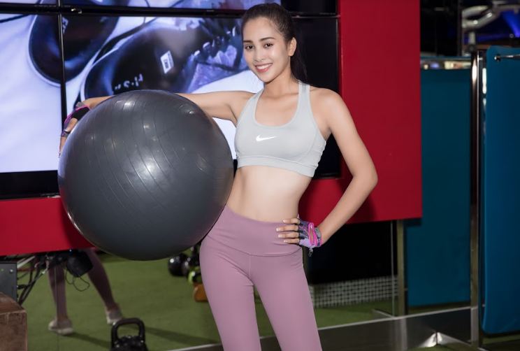 Hoa hậu Trần Tiểu Vy chăm chỉ tập luyện chuẩn bị thi Miss World 2018