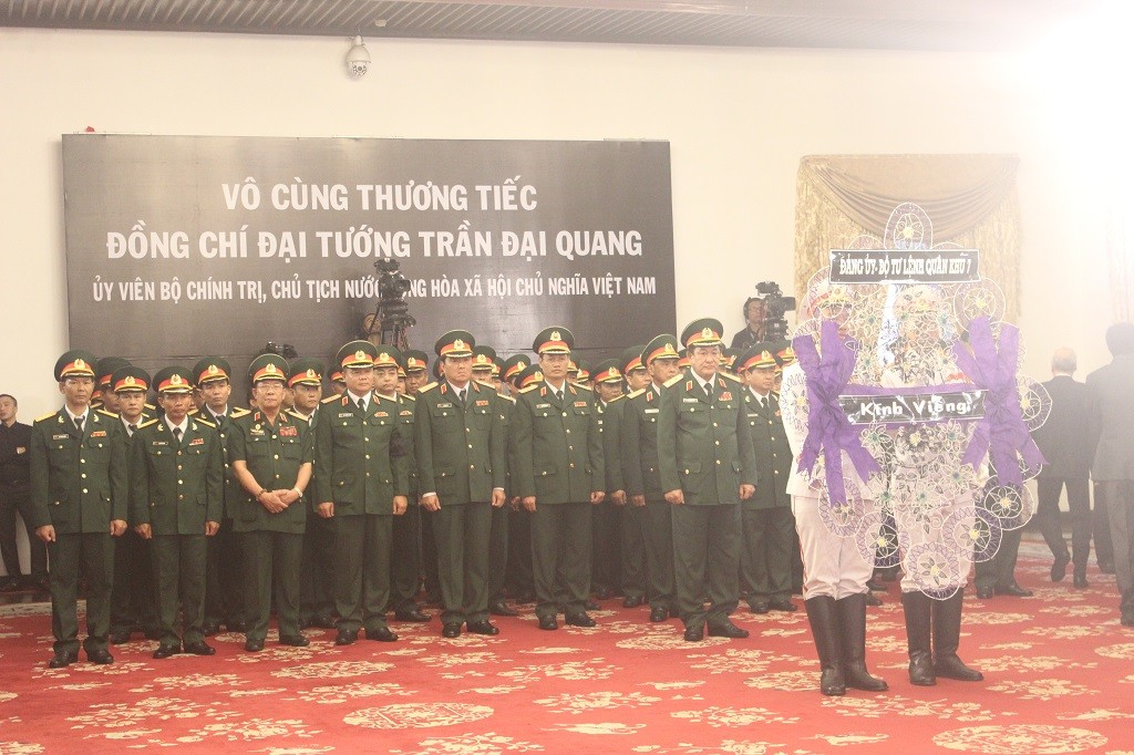 Hàng nghìn người dân đến viếng Chủ tịch nước Trần Đại Quang