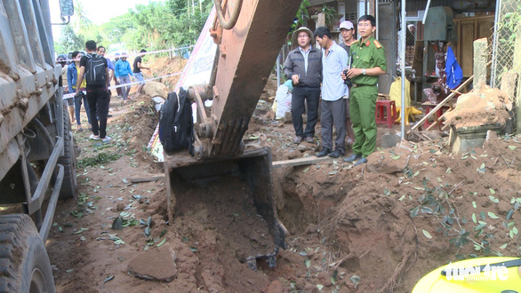 Đào trúng bom gây nổ, nhiều nhà dân hư hỏng nặng