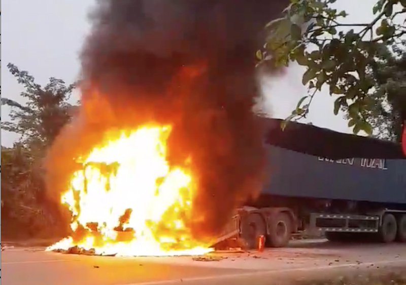 Nghệ An: Xe container chở sữa bất ngờ bốc cháy dữ dội