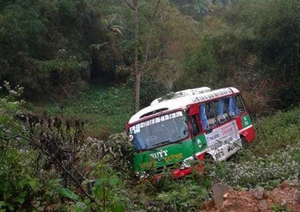 Nghệ An: Xe buýt chở gần 20 người lao xuống vực sâu 3m