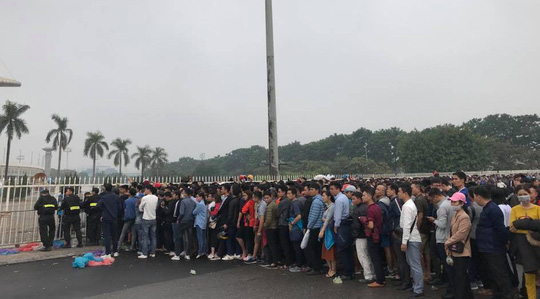 Bất chấp mưa rét, hàng ngàn người kiên nhẫn 'săn vé' xem AFF Cup