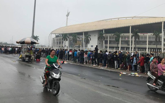 Bất chấp mưa rét, hàng ngàn người kiên nhẫn 'săn vé' xem AFF Cup