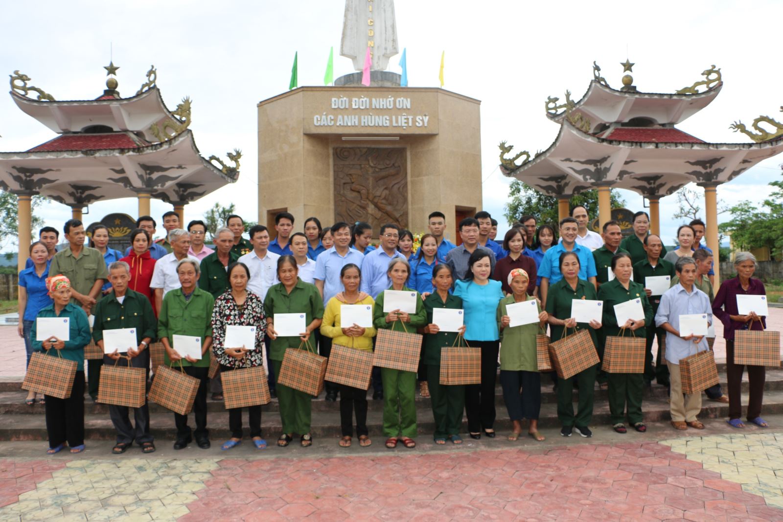 Bộ trưởng Y tế Nguyễn Thị Kim Tiến trích lương tặng bệnh nhân nghèo