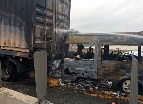 Ô tô khách tông container rồi bốc cháy, 2 người chết