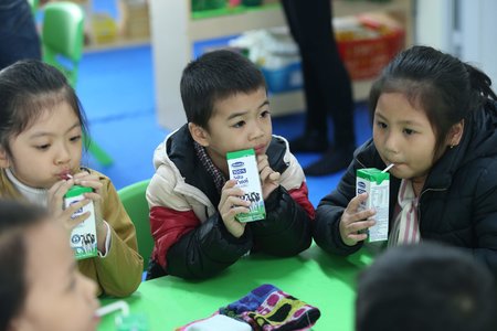 Nhiều phụ huynh muốn mỗi con được thêm 2-3 suất sữa học đường nữa