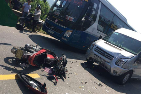 Đà Nẵng: Va chạm với ô tô khách 16 chỗ, 2 người đi xe máy nguy kịch