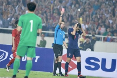 AFC chính thức đưa ra án phạt nặng cho tiền đạo Thái Lan vì đấm Đình Trọng