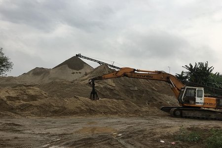 Hưng Yên: Bãi tập kết cát sỏi không phép ngang nhiên hoạt động?
