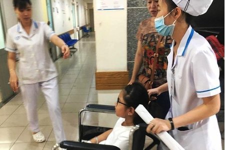 Hơn 60 học sinh Sài Gòn nhập viện sau khi ăn bánh mì cà ri bò